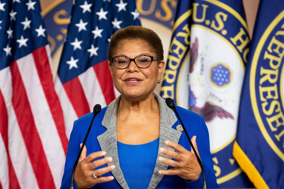 Video shows Mayor Karen Bass refuse to answer L.A. fires